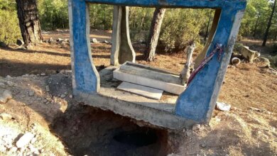 Define avcıları 300 yıllık mezarı talan etti