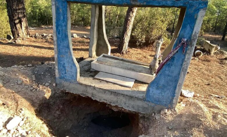 Define avcıları 300 yıllık mezarı talan etti