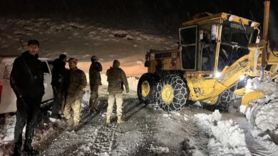 Hakkari’de kar nedeniyle mahsur kalan 7 araç kurtarıldı