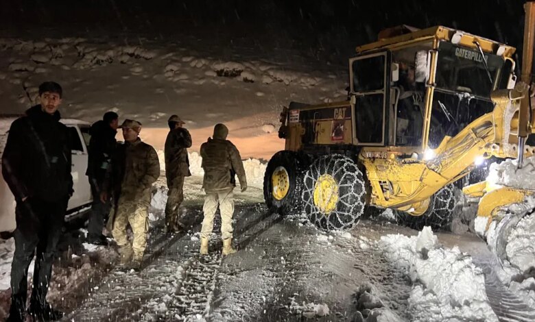 Hakkari’de kar nedeniyle mahsur kalan 7 araç kurtarıldı