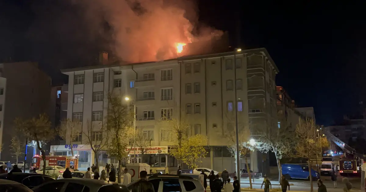 Nevşehir’de 4 Katlı Binada Yangın Çıktı Nevşehir’de 4 Katlı Binada Yangın Çıktı