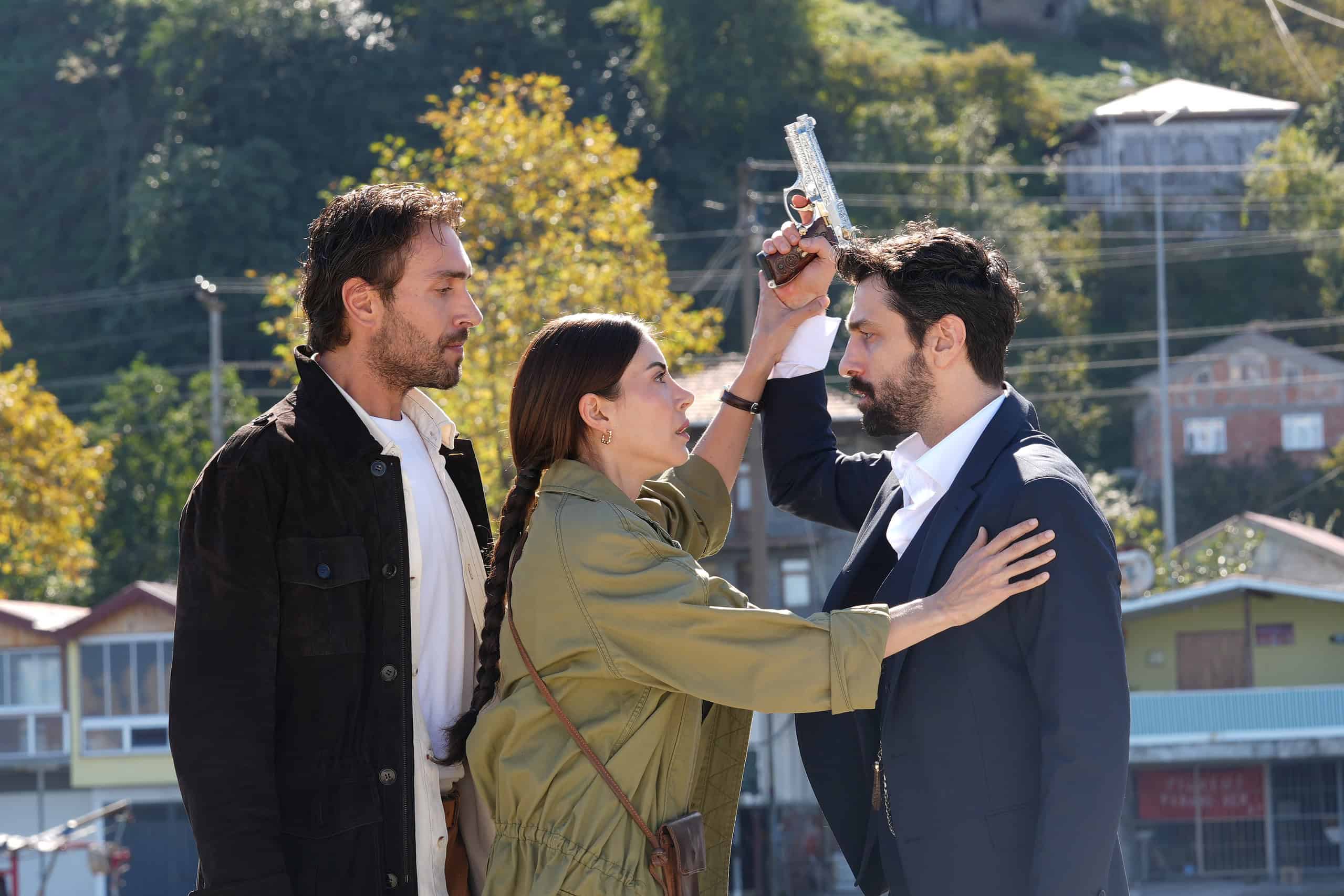 Taşacak Bu Deniz 4. Bölümde Adil Koçari, Furtuna’lılardan hesap sordu! Sevcan tüm gerçekleri Adil’e söyleyecek mi?