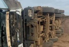 Bursa’da hafriyat kamyonu devrildi, sürücü ağır yaralandı