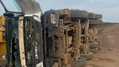 Bursa’da hafriyat kamyonu devrildi, sürücü ağır yaralandı