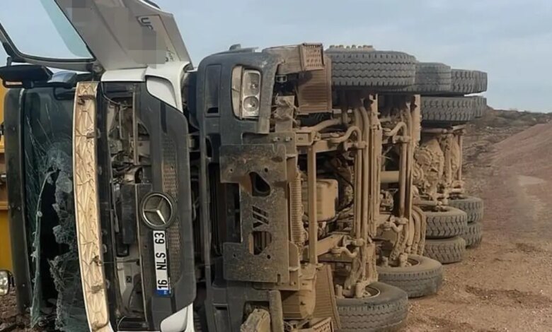 Bursa’da hafriyat kamyonu devrildi, sürücü ağır yaralandı