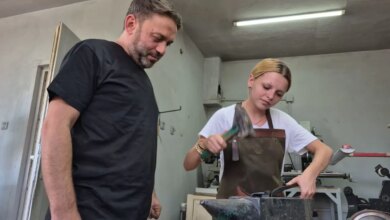 Usta Sanatçı, Kızına Zanaatını Aktarıyor