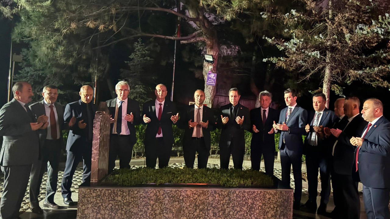 MHP’li Yücel Bulut’un Türkeş’in Kabrine Ziyareti Tartışma