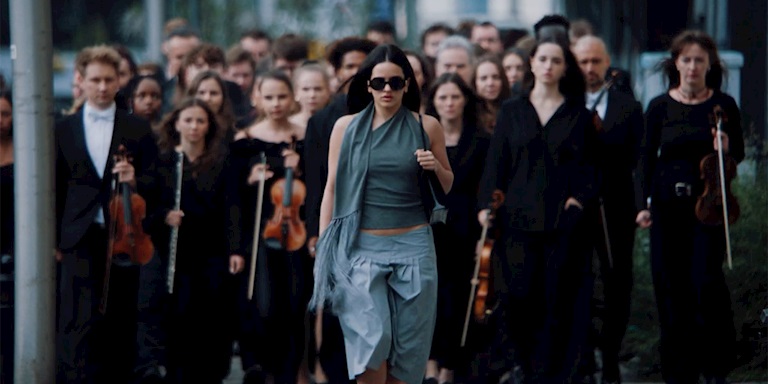 Rosalía “Berghain” Videosunda 2000’lerin Moda Arşivlerini Yeniden Yorumluyor