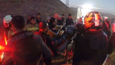 Diyarbakır’da otomobil şarampole yuvarlandı, yaralı