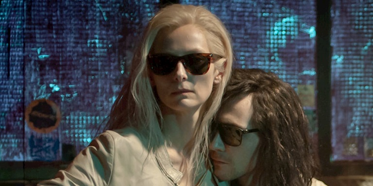 Geceleri Güneş Gözlüğü Takmanın Anlamı ve Sebepleri