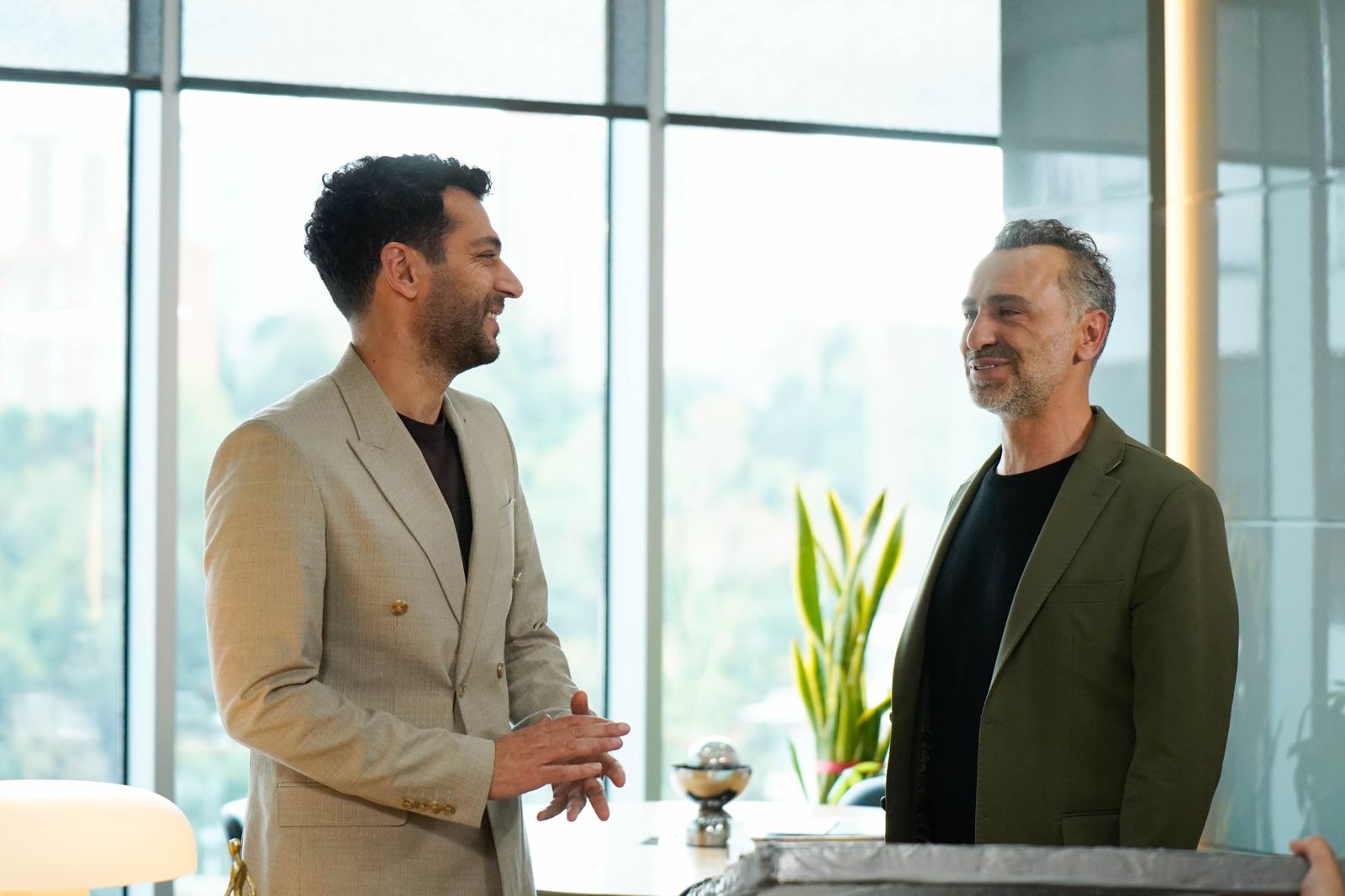 Kanal D’nin merakla takip edilen dizisi Güller ve Günahlar setinde keyif ve kahkaha eksik olmuyor! Kanal D’nin merakla takip edilen dizisi Güller ve Günahlar setinde keyif ve kahkaha eksik olmuyor!