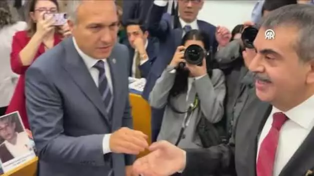 Bütçe Komisyonu’nda Bakan Tekin’in CHP’li Ağbaba’ya ” Bu karneden dolayı sana sıfır veriyorum” sözleri herkesi güldürdü