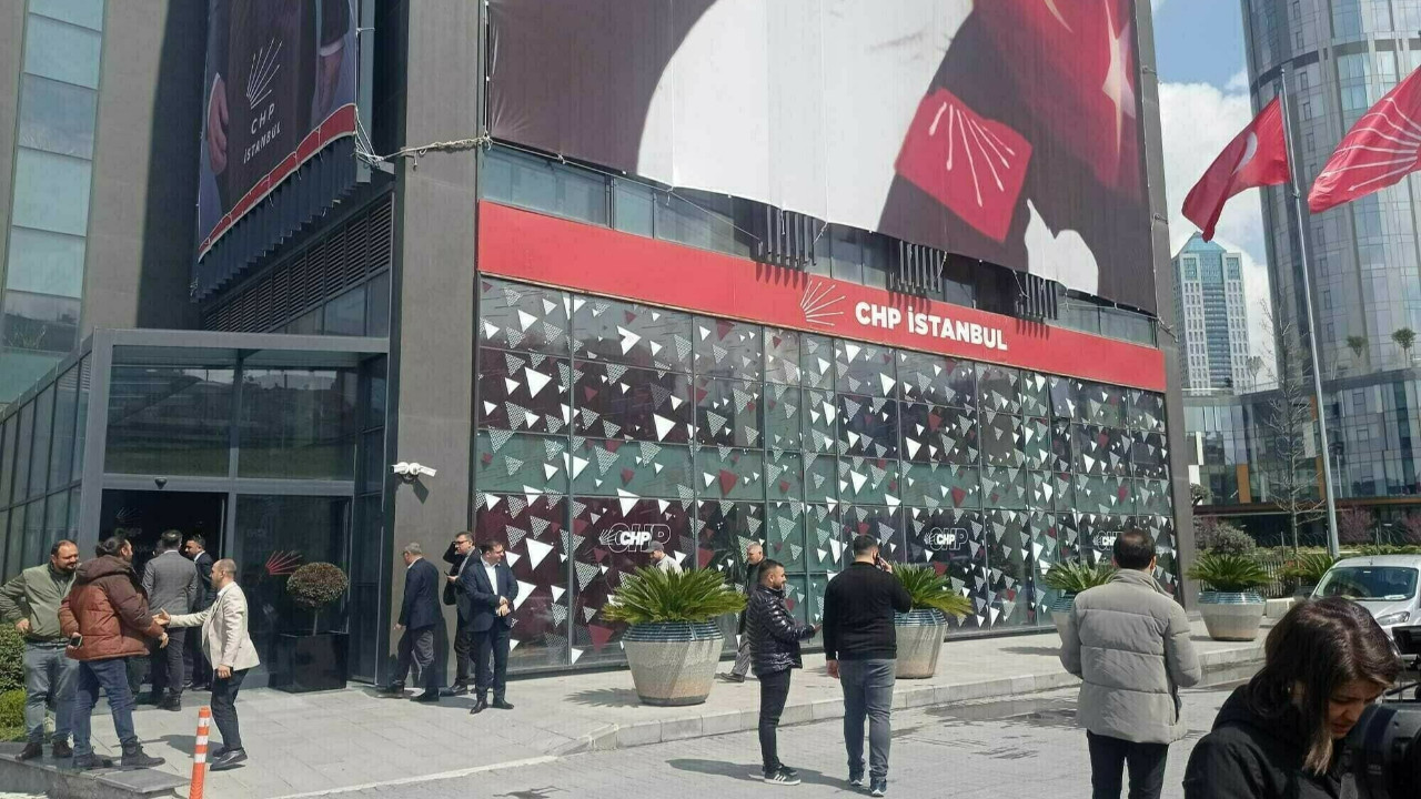 CHP İstanbul İl Başkanlığı’na saldırı: Dışkı bırakıldı