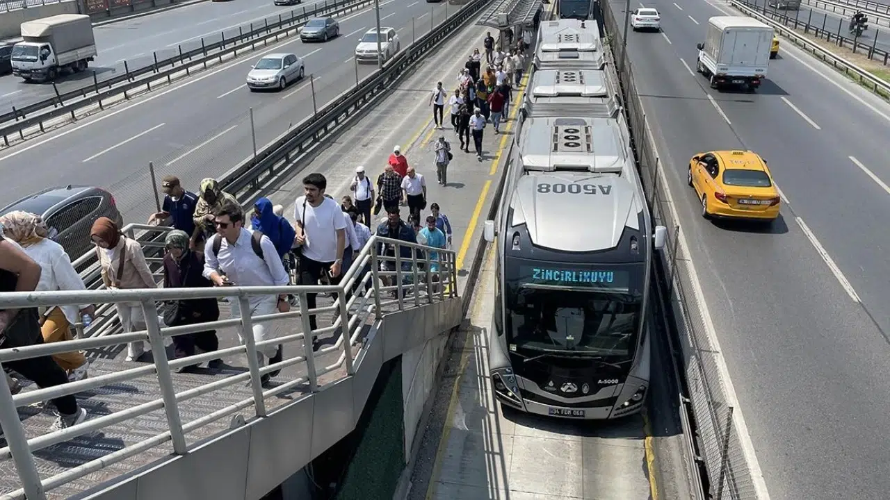 Metrobüs Seferleri Özel Günlerde Güzergah Değiştirecek Metrobüs Seferleri Özel Günlerde Güzergah Değiştirecek