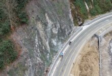 Ayder yolunda kaya riskine karşı çelik ağlı önlem