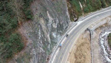 Ayder yolunda kaya riskine karşı çelik ağlı önlem