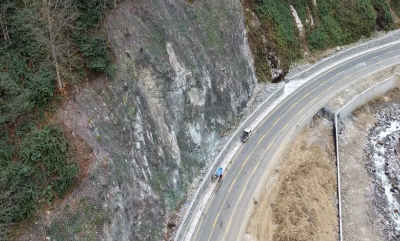 Ayder yolunda kaya riskine karşı çelik ağlı önlem