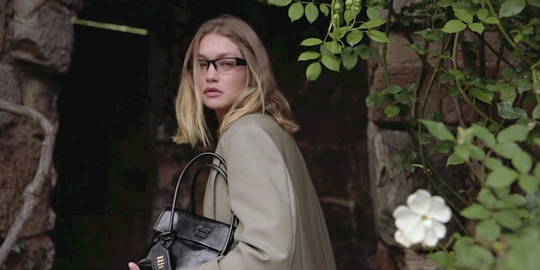 Miu Miu’nun 2025 Kış Koleksiyonu Gigi Hadid ile Tanıtıldı