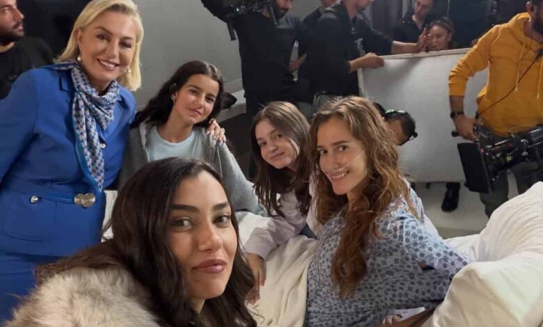 Güller ve Günahlar dizisinin set arkasında neşeli anlar