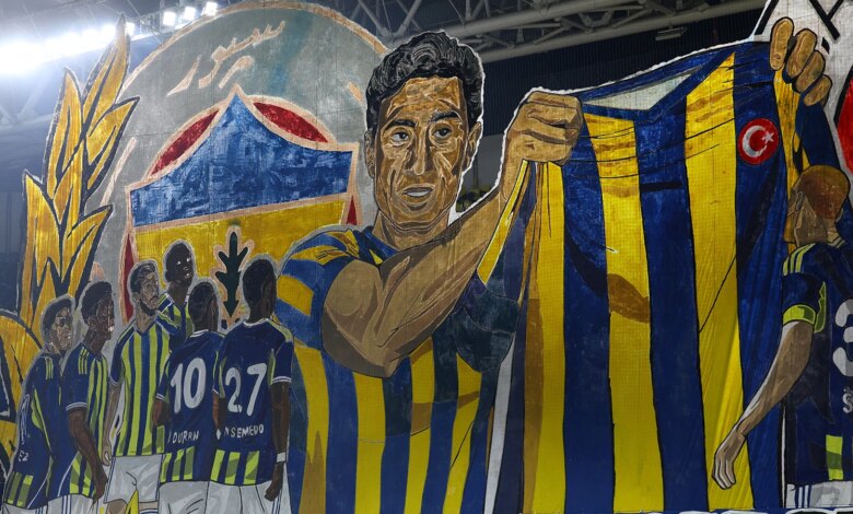 Fenerbahçeli Taraftarlardan Derbi Maçında Koreografi